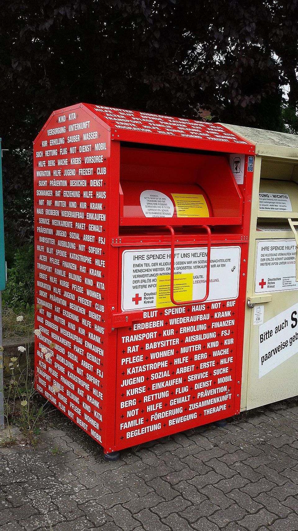 Roter Kleidercontainer